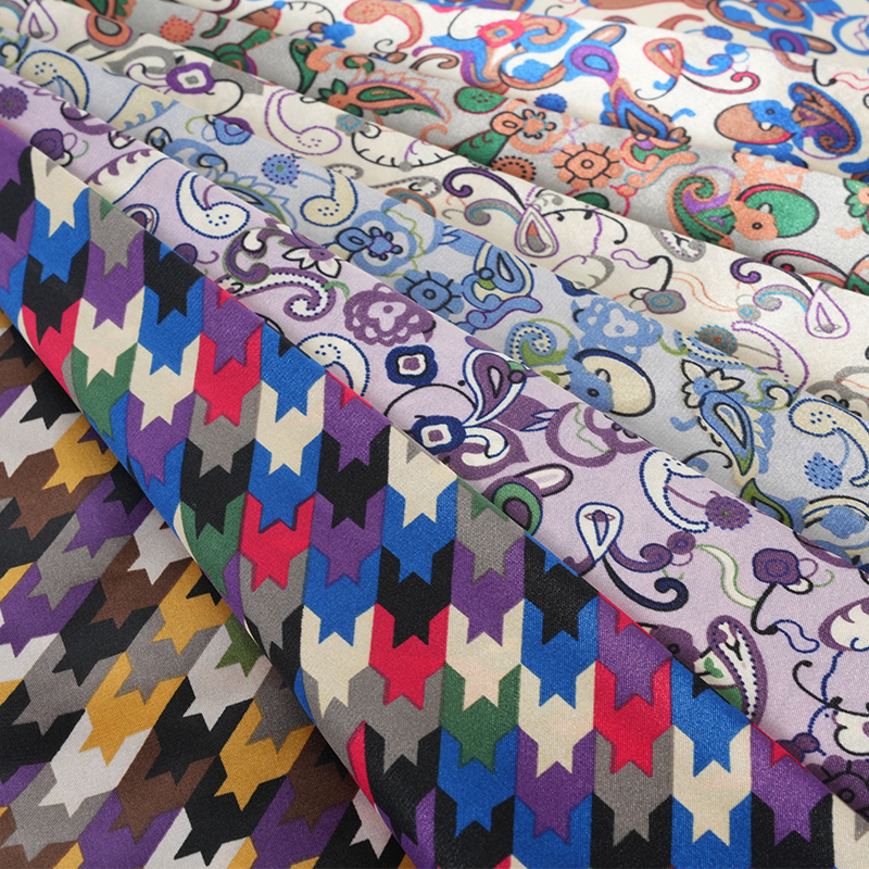 Poliészter 50*75 csavart szatén geometriai szatén nyomószövet